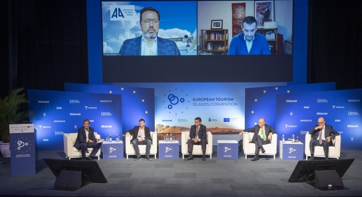 Mesa redonda ‘Los retos de la conectividad aérea’ durante la I Convención de Islas Turísticas Europeas | Foto: Tourinews©