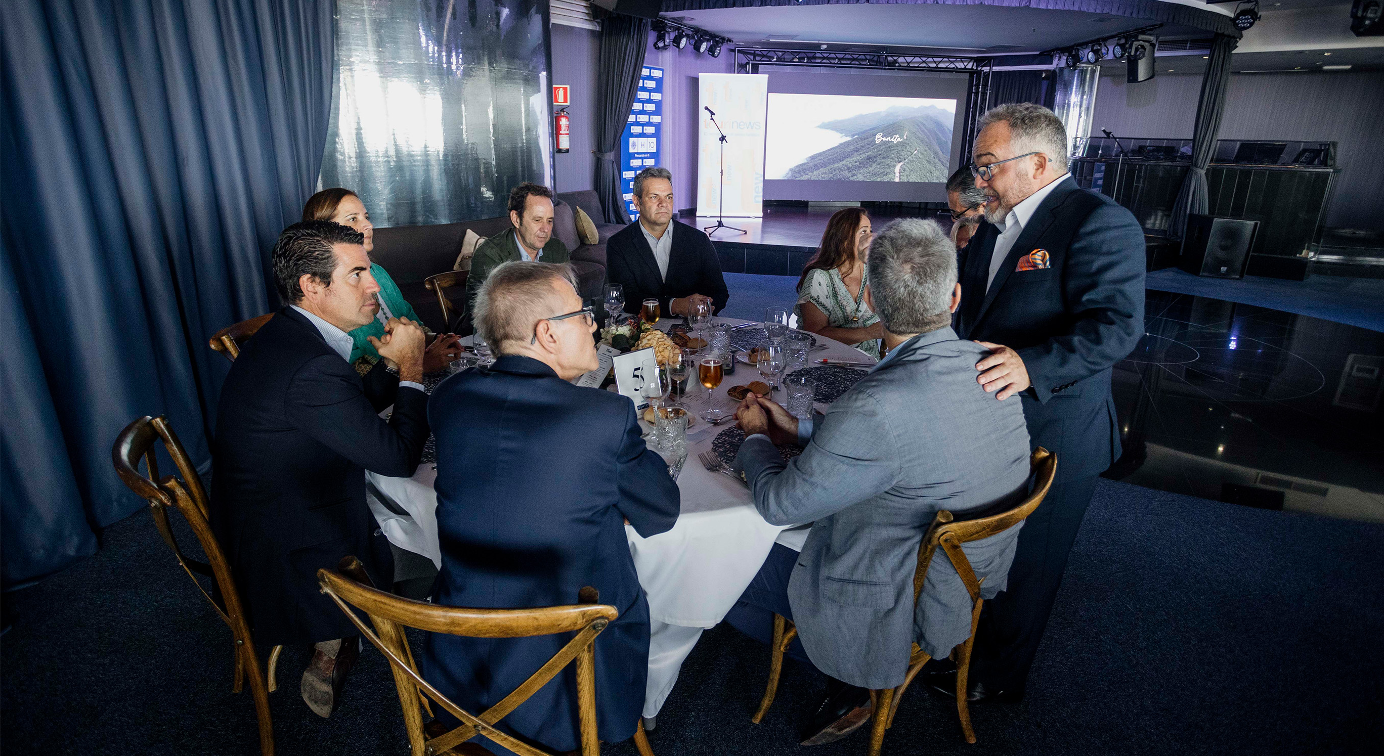 En la foto (izqda. a dcha.): Águeda Borges, Juan Juliá, José Guerra, Bárbara Espárrago, Carlos Gimeno e Ignacio Moll (de pié), Ignacio Felpeto, Pedro Lara y Pablo Llinares. | Foto: Tourinews©