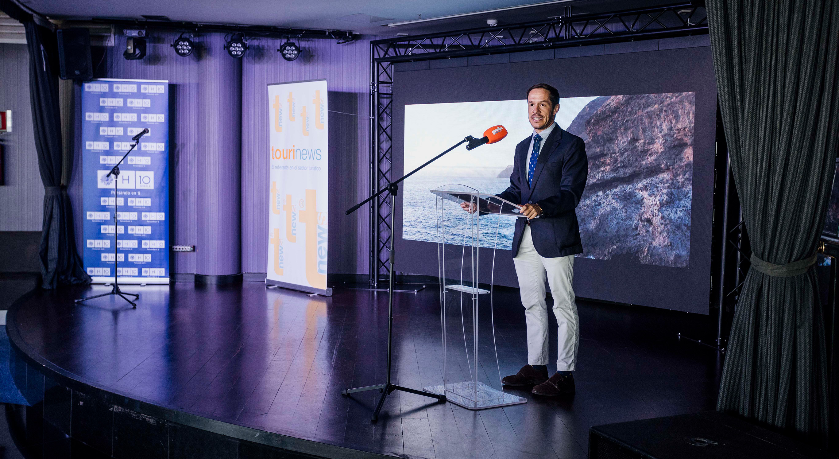 Intervención del presidente del Cabildo Insular de La Palma, Mariano Hernández Zapata, en el almuerzo solidario de Tourinews | Foto: Tourinews©