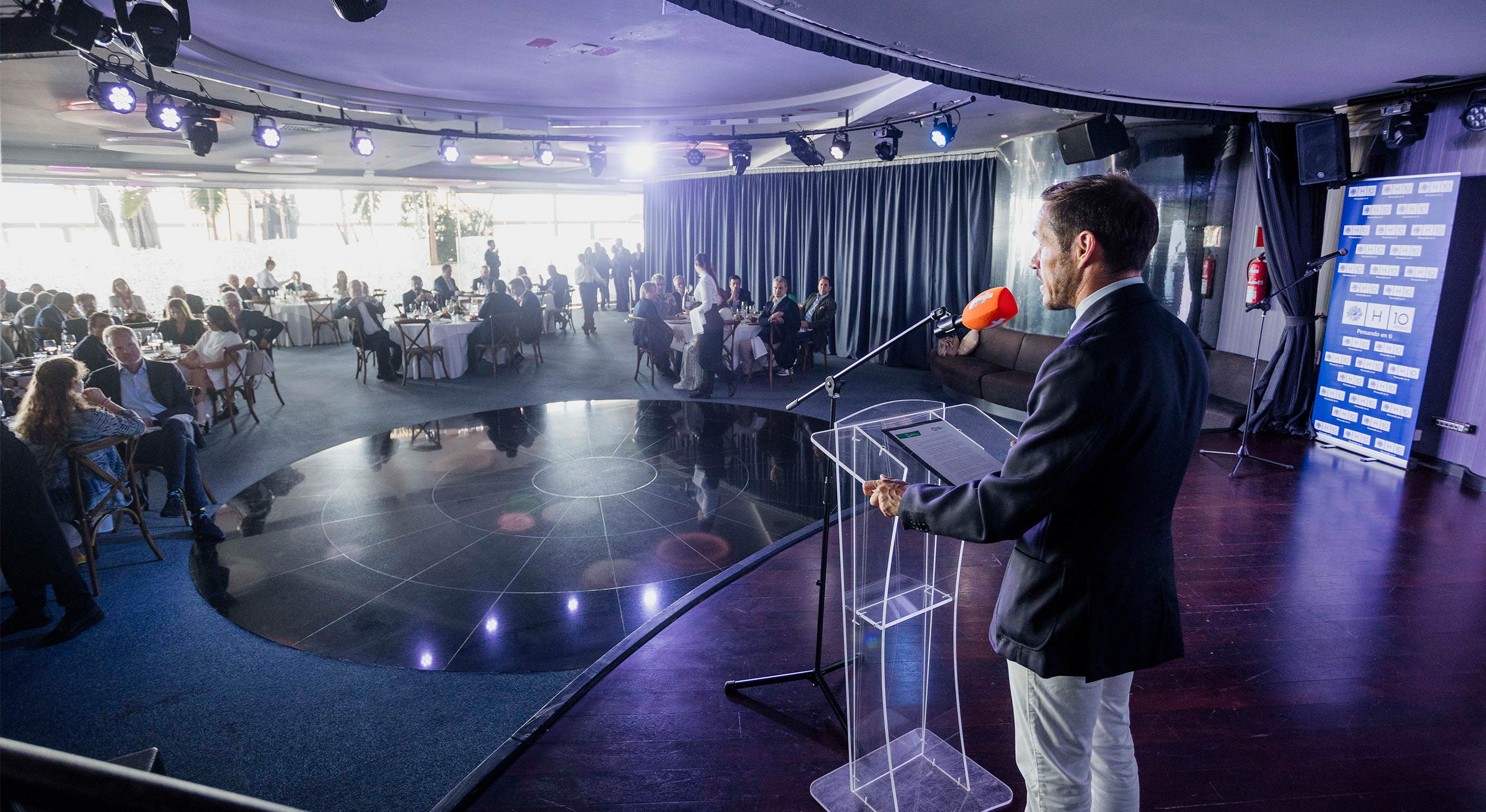 El presidente del Cabildo Insular de La Palma, Mariano Hernández Zapata, explica a los invitados la situación actual de la isla | Foto: Tourinews©