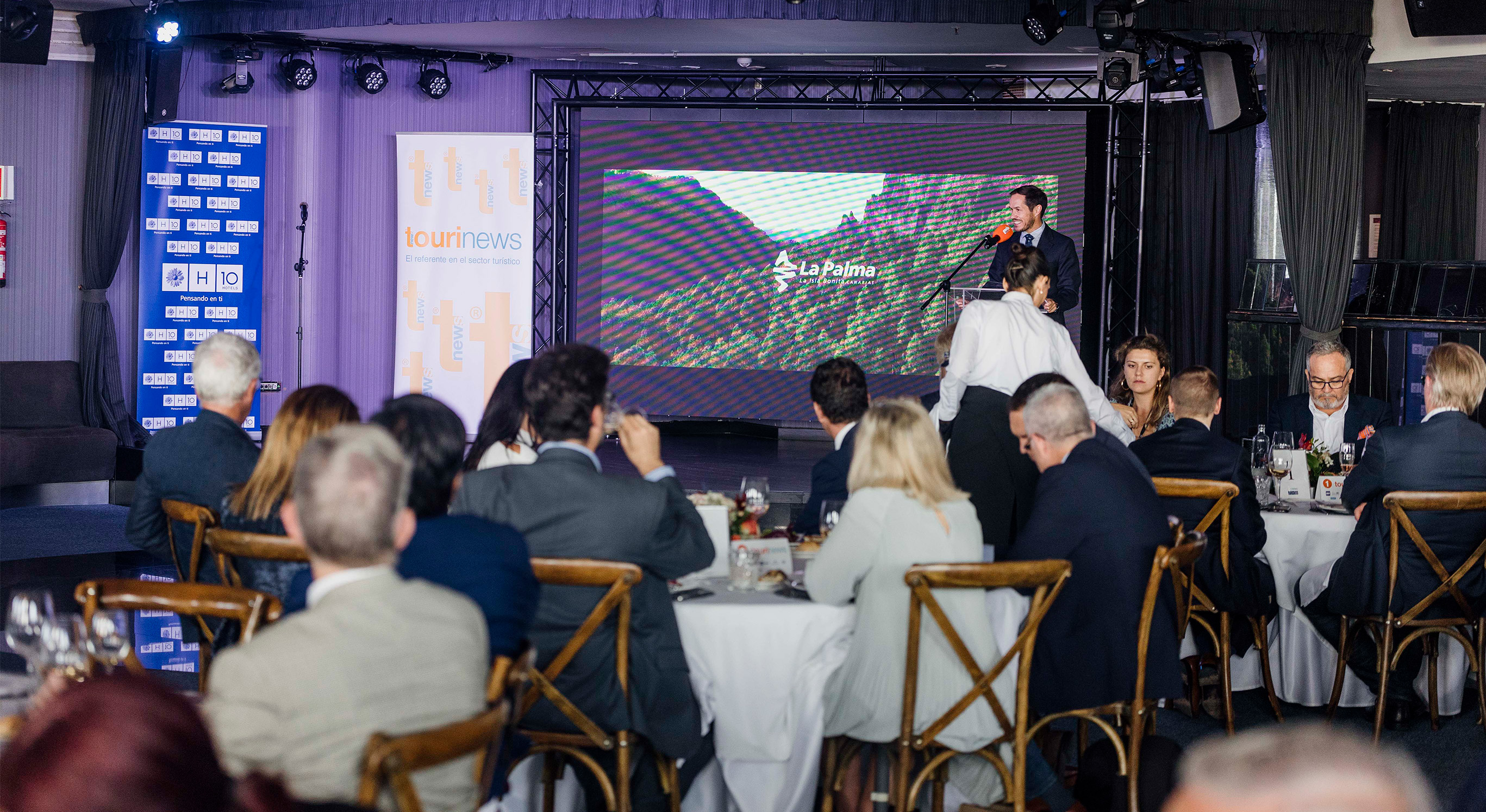 El presidente del Cabildo Insular de La Palma, Mariano Hernández Zapata, se dirige a los invitados del almuerzo solidario de Tourinews en el hotel H10 Playa Meloneras Palace | Foto: Tourinews©