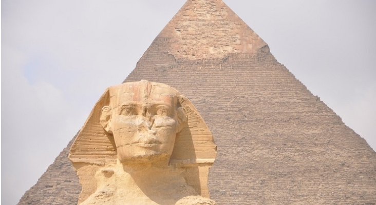 La Esfinge con las pirámides de fondo, Egipto