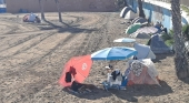 Una playa de Las Palmas de Gran Canaria, invadida por un campamento de nómadas digitales | Foto: Enrique Hernández Bento