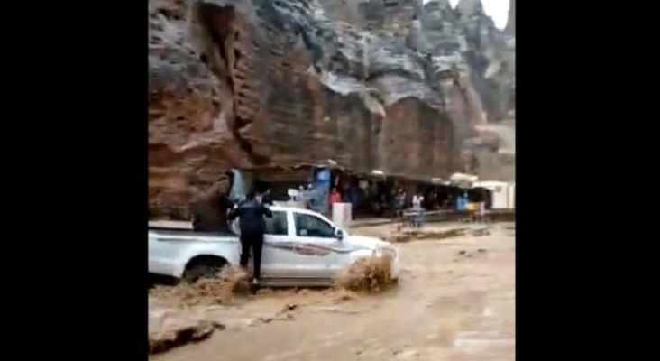 Miles de turistas evacuados por las violentas inundaciones en Petra (Jordania) Captura de pantalla Twitter