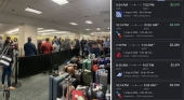 A la izquierda, pasajeros afectados por las cancelaciones en Orlando (Florida, EEUU) / A la derecha, captura de pantalla de búsqueda de billetes de pasajera afectada por cancelación de Southwest