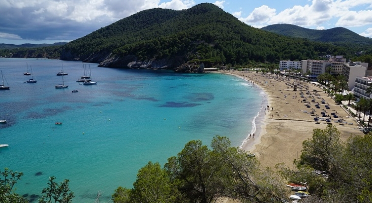 Canarias ya domina sus costas, Baleares tendrá que esperar hasta julio. En la imagen, Playa en Ibiza