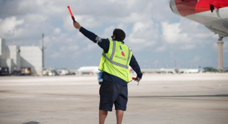 Un trabajador de aeropuerto muere al ser succionado por la turbina de un avión | Foto: American Airlines