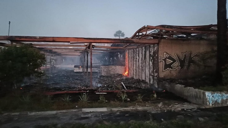 Los bomberos luchan durante 5 horas para extinguir las llamas en el complejo turístico Ten Bel (Tenerife) FOTO El Día