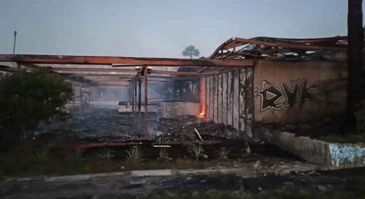 Los bomberos luchan durante 5 horas para extinguir las llamas en el complejo turístico Ten Bel (Tenerife) FOTO El Día