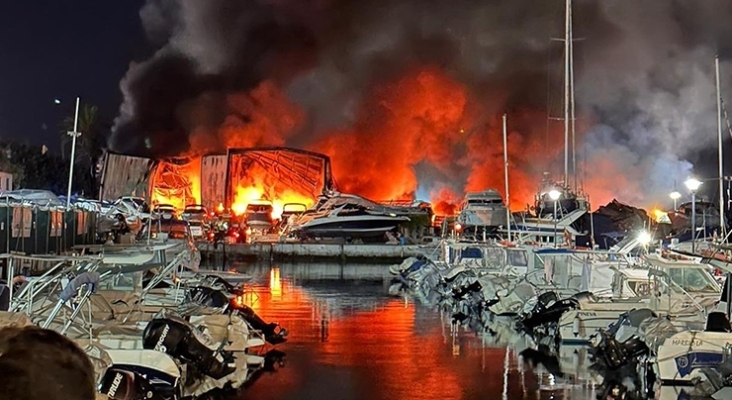 Incendio en puerto de Marbella calcina decenas de embarcaciones de lujo | Foto: DYA Málaga