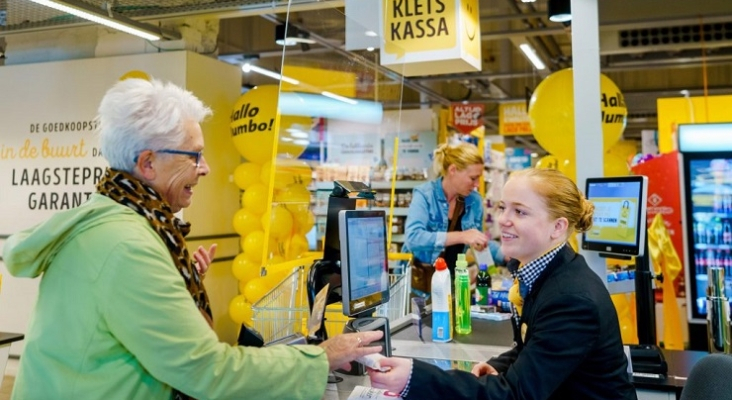 Cliente charla con su cajera en supermercado Jumbo