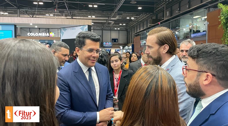 David Collado, ministro de Turismo de R. Dominicana conversa con visitantes del estandde R.D.