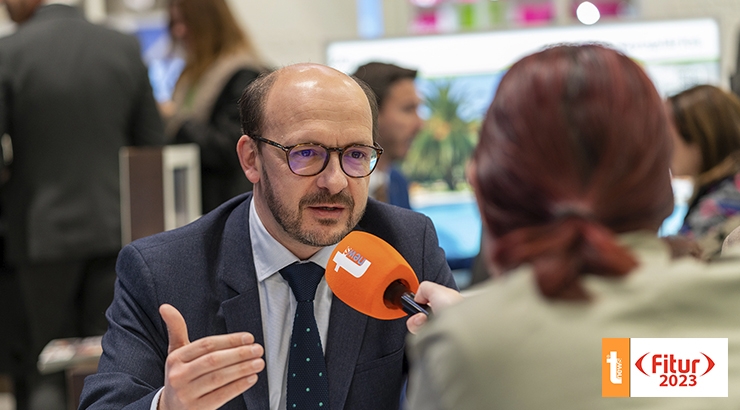 Nuno Fazenda, secretario de Estado de Turismo de Portugal y Amor Alonso, directora de Tourinews 