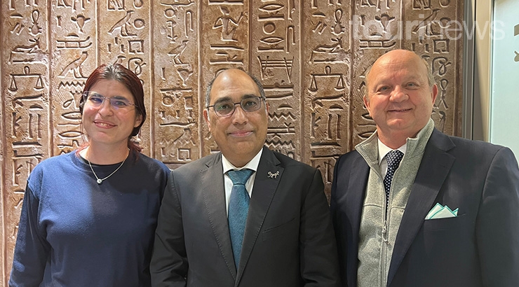 Amor Alonso, directora de Tourinews; Amr Elkady, CEO de la Autoridad de Turismo de Egipto; y Juan González, gerente de Tourinews. Foto: Tourinews©
