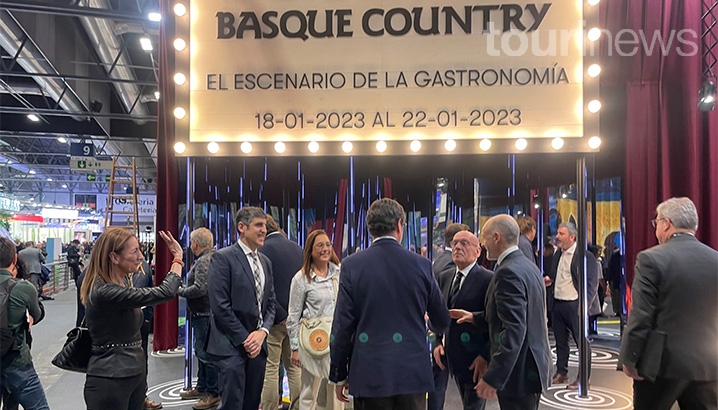 Antonio Garamendi, presidente de la CEOE; e Inmaculada de Benito, Directora de Turismo, Cultura y Deporte de CEOE durante su recorrido por FITUR 2023. Foto: Tourinews©