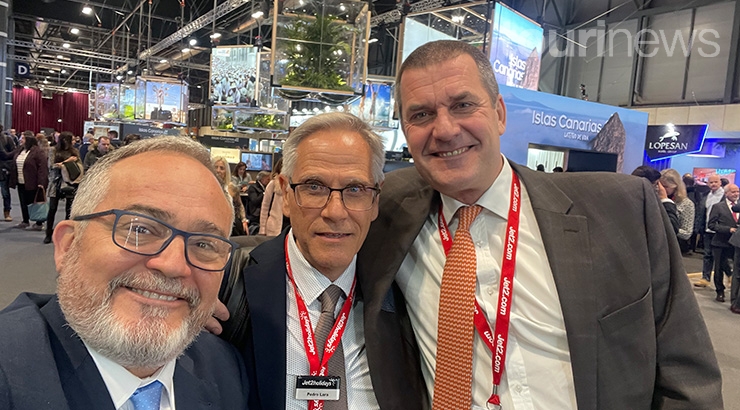 Ignacio Moll, CEO de Tourinews; Pedro Lara, Contract Manager en Jet2Holidays; y Steve Heapy, CEO de Jet2Holidays y Jet2.com. Foto: Tourinews©