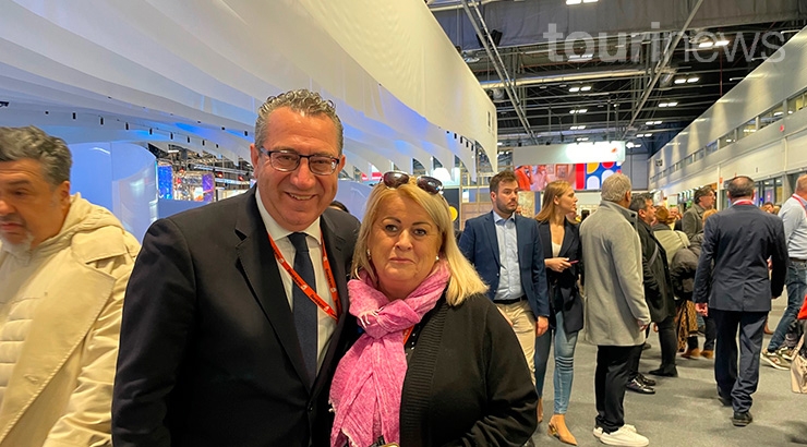 Toni Pérez, alcalde de Benidorm; y Joana Wilkinson, purchasing manager de easyJet Holidays. Foto: Tourinews©