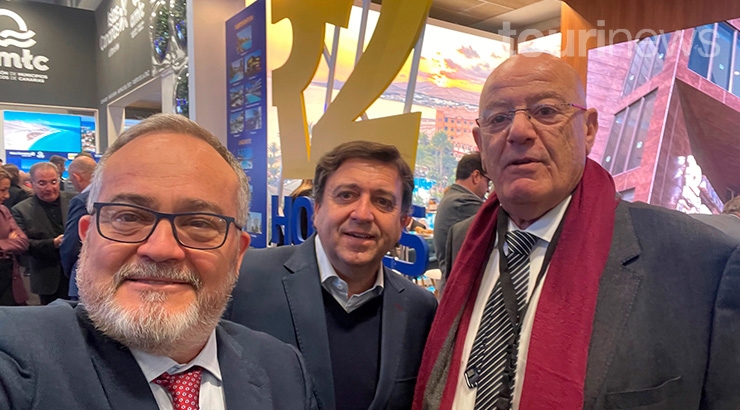 Ignacio Moll, CEO de Tourinews; José Torres, propietario de la agencia Viajes La Alegranza (Lanzarote);  y Antonio Hormiga, presidente de ASOFUER. Foto: Tourinews©