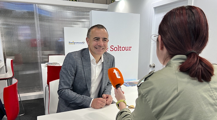 Tomeu Bennàssar, CEO de Soltour Travel Partners en la entrevista con Amor Alonso, directora de Tourinews. Foto: Tourinews©