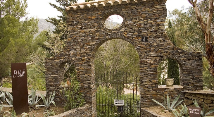 Entrada del restaurante El Bulli una vez clausurado Foto Charles Haynes Entrada del restaurante El Bulli una vez clausurado Foto Charles Haynes