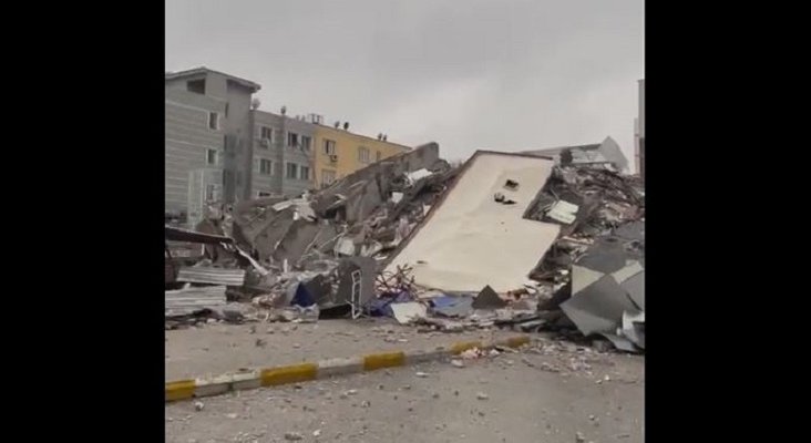 Escombros del Hotel Isias | Foto: BalkRseker Vía Twitter