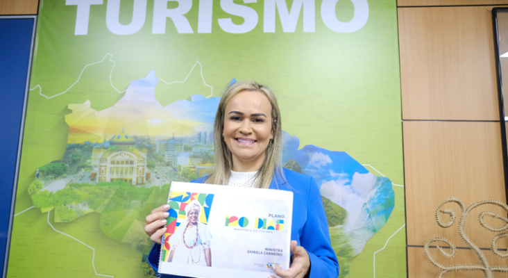 La nueva ministra de Turismo de Brasil, Daniela Carneiro, posa con el plan de acción de 100 días | Foto:  Roberto Castro/MTur