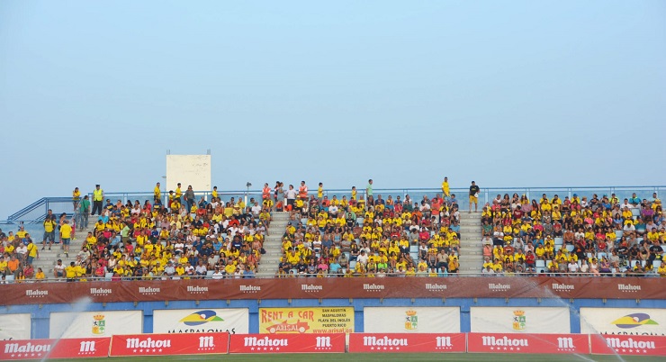 Afición en las gradas del estadio durante partido en 2016. Foto cedida