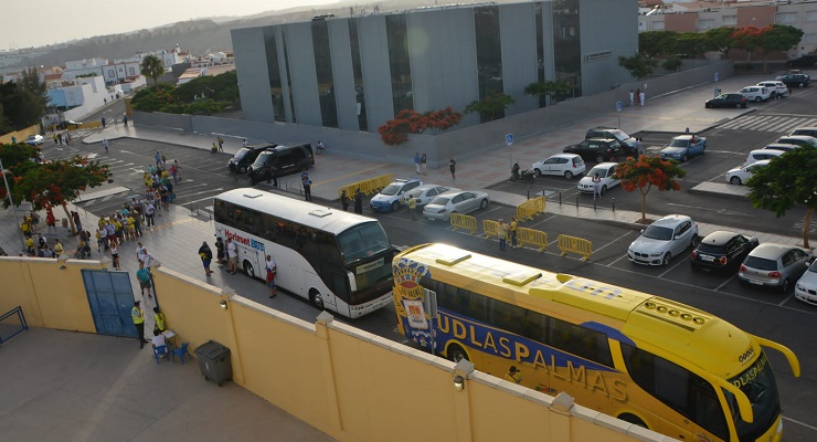 Autobús oficial de la UD Las Palmas y autocares de aficionados en los aledaños del Estadio Internacional de Fútbol de Maspalomas. Foto cedida