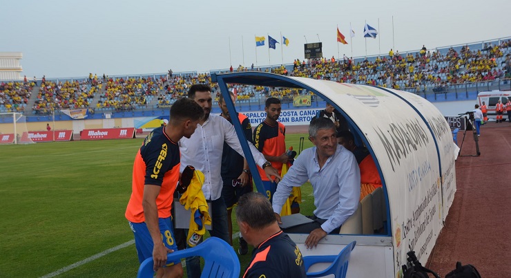 Banquillo de la UD Las Palmas con Quique Setién a la cabeza. Foto cedida