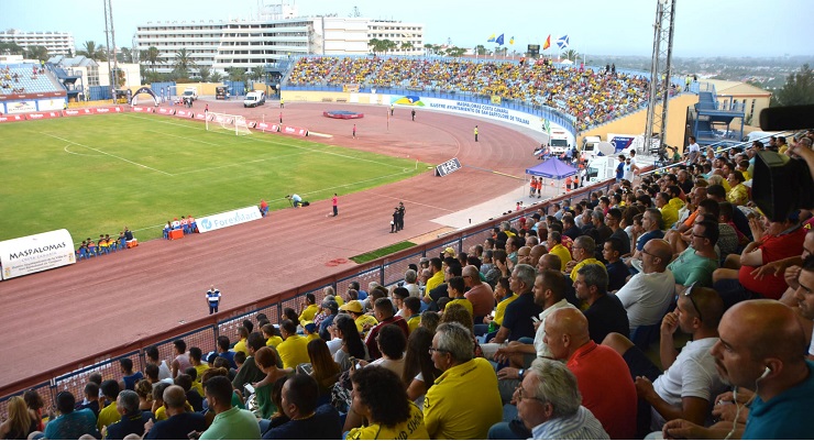 La afición asistiendo a partido de la UD Las Palmas y el CD Tenerife en 2016. Foto cedida