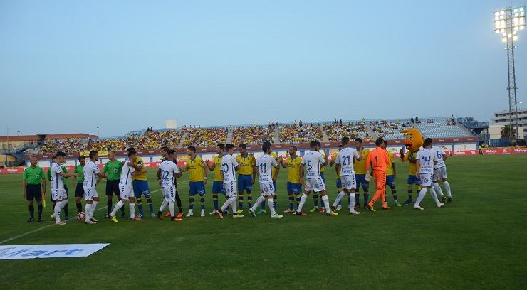 Saludo entre la UD Las Palmas y el CD Tenerife en enfrentamiento en 2016. Foto cedida