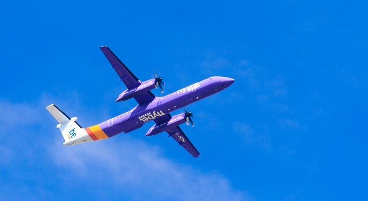 Avión de Flybe en pleno vuelo