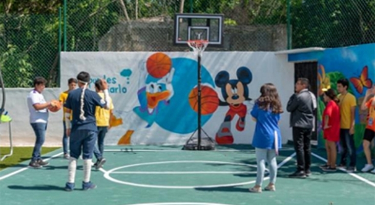 niños jugando baloncesto