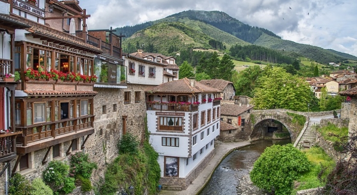 Asturias bate su récord con 2,4 millones de turistas pese a la caída de los hoteles