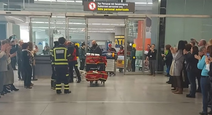 El aeropuerto de Málaga recibe entre aplausos al personal de rescate trasladado a Turquía