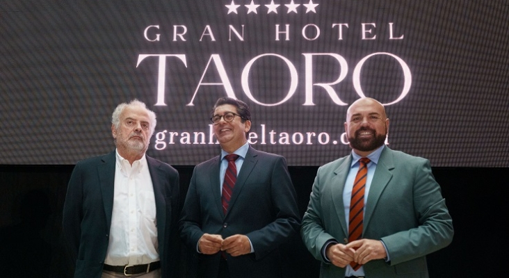 Marco González. alcalde de Puerto de la Cruz); Pedro Martín, presidente del Cabildo de Tenerife, e Ignacio Polanco, presidente de Tropical Turística. Foto Ramón de la Rocha