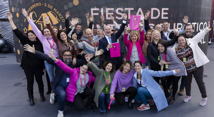 El alcalde, Augusto Hidalgo, y la concejala de Festejos, Inmaculada Medina, lo celebran junto al equipo de la Sociedad de Promoción de Las Palmas de Gran Canaria