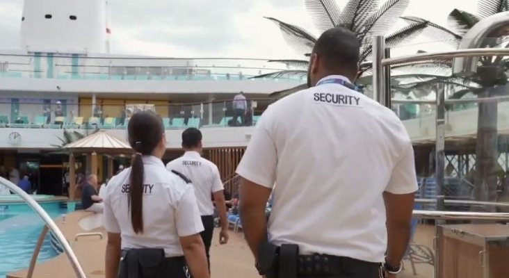 Personal de seguridad a bordo de un crucero de la naviera | Foto: Carnival Cruise Line