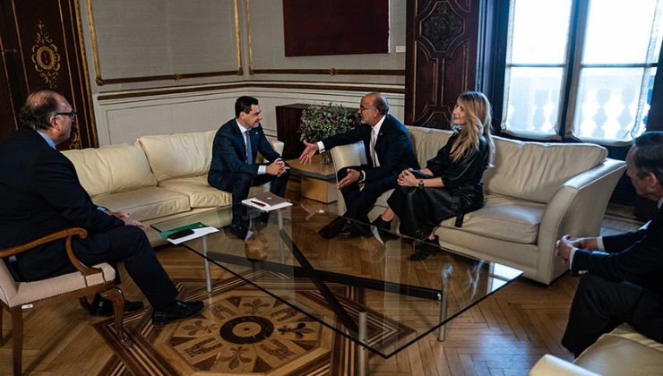 Juanma Moreno (izquierda), junto a Manuel Abud y Eva Cebrián, CEO y vicepresidenta de la Academia Latina de la Grabación | Foto: Junta de Andalucía