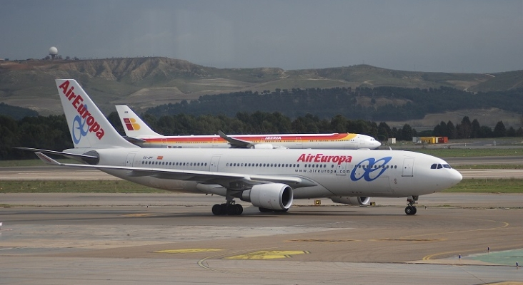 Aviones de Iberia y Air Europa en una pista de aterrizaje | Foto: Aero Icarus (CC BY-SA 2.0)