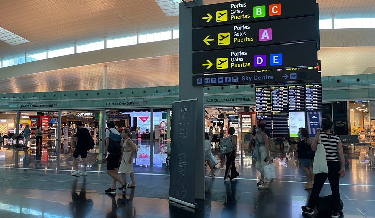Turistas en la tienda Duty Free del Aeropuerto de Barcelona | Foto: Tourinews Turistas en la tienda Duty Free del Aeropuerto de Barcelona | Foto: Tourinews