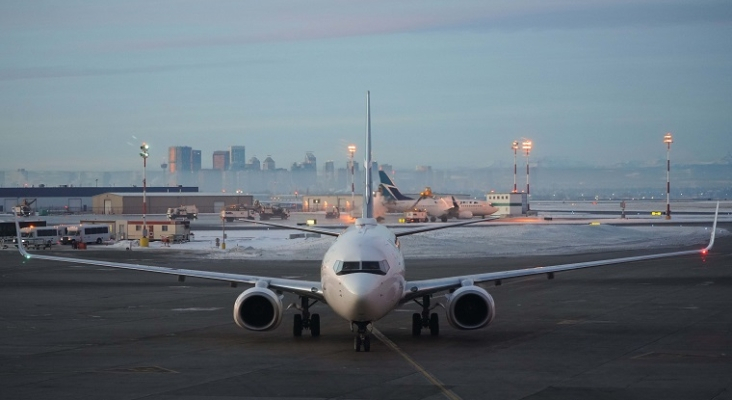 Un avión Boeing 737 de WestJet en el aeropuerto de Calgary (Alberta, Canadá) | Foto: Quintin Soloviev (CC BY-SA 4.0)