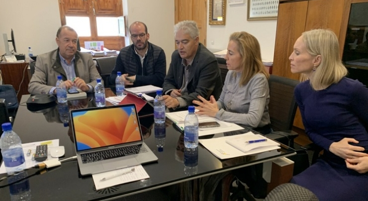 Reunión entre representantes del Ayuntamiento de Tías (Lanzarote) y de la Federación Turística de Lanzarote