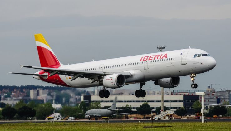 Avión de la compañía de IAG en pleno despegue | Foto: Iberia
