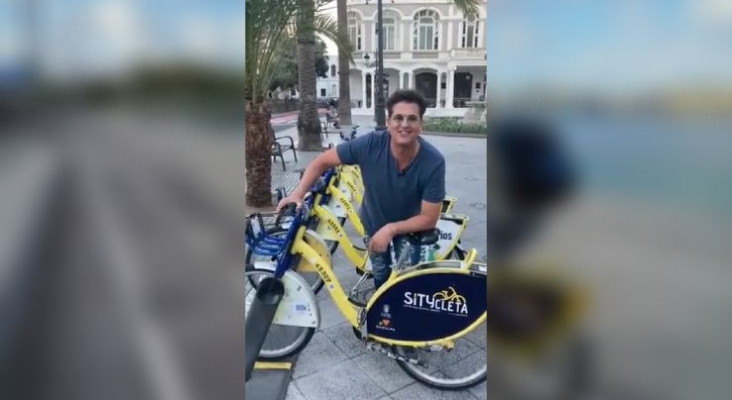 El artista colombiano Carlos Vives posando junto a una estación de Sítycleta en Las Palmas de Gran Canaria (Canarias) 