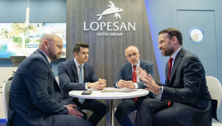 Francisco López y José Alba, propietario y director general de la división hotelera de Lopesan, respectivamente, reunidos con el presidente del Cabildo deGran Canaria, Antonio Morales, y el consejero de Turismo de Gran Canaria, Carlos Álamo | Foto: Lopesan Hotel Group