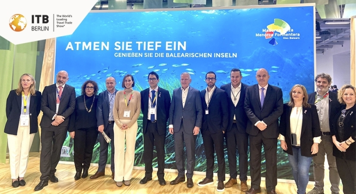 En el centro de la foto, Ralph Schiller, CEO de FTI Group, junto a la delegación de Baleares en ITB Berlin 2023 | Foto: FEHM