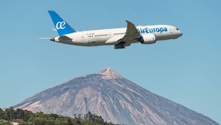 Noeing 787 de Air Europa despegando en Tenerife, con el Teide al fondo | Foto: vía Puente de Mando