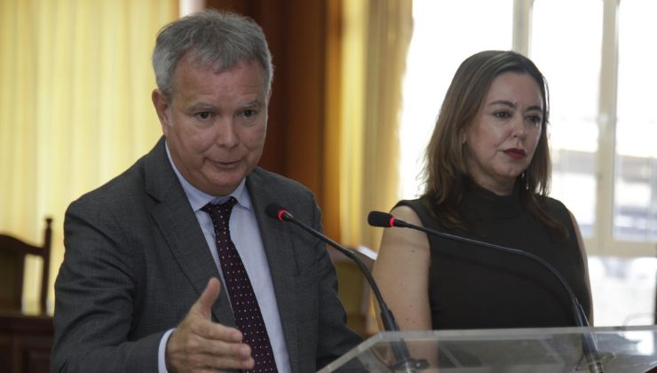 Sebastián Franquis, consejero de Transportes del Gobierno de Canarias, y Mª Dolores Corujo, presidente del Cabildo de Lanzarote | Foto: Gobierno de Canarias