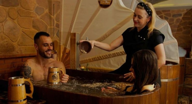 Personas en una jacuzzi de cerveza | Foto: Beer Spain